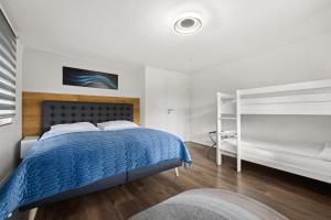 金茨堡ADN Suites - NETFLIX - modern and smart的一间卧室配有蓝色的床和双层床