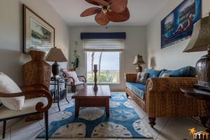 棕榈滩豪华海景太阳之地别墅的客厅配有沙发和桌子