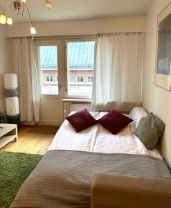 赫尔辛基Spacious 2 rooms apartment in Helsinki Design District, own balcony的一间卧室配有一张大床和枕头