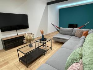 朗斯Le Magnifique Spacieux - 6 personnes - 3 chambres avec SDB privatives - idéal entreprise的带沙发和平面电视的客厅