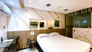纳塔尔Motel Ceki Sabe的卧室配有白色的床和水槽