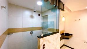 纳塔尔Motel Ceki Sabe的浴室里设有玻璃门淋浴