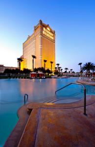 拉斯维加斯Sunset Station Hotel & Casino的一座大型建筑,前面设有一个游泳池