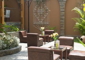 特鲁希略大侯爵酒店的庭院设有桌椅和植物