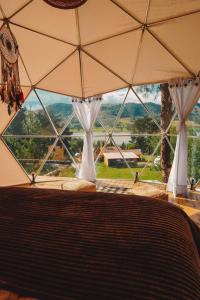 苏埃斯卡Alma de Campo Glamping - Laguna de Suesca的客房享有大窗户的景致。