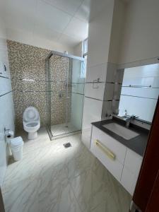 科帕卡巴纳Hostal Alvasar的带淋浴、卫生间和盥洗盆的浴室