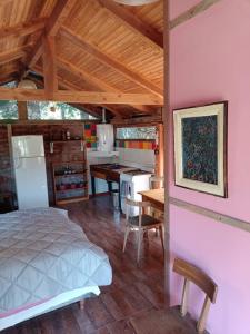 圣卡洛斯-德巴里洛切BAJO EL ÑIRE的一间卧室和一间带一张床铺和一张桌子的厨房