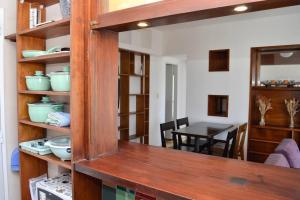奥利沃斯Libertador 2785 by depptö的厨房以及带木制书架的用餐室。