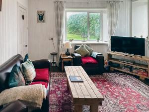 MarvigSouth Lochs的带沙发和电视的客厅