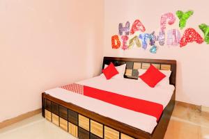 ChinhatOYO Flagship Shine Hotel的一间卧室,床上标有生日快乐的标语