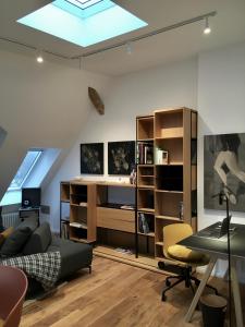 代特莫尔德RaumAusbeute Design Apartment Hoher Priester的带沙发和书桌的客厅