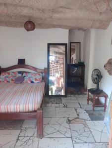 卡马萨里Suíte beija-flor的一间卧室配有一张床和镜子