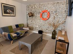 格朗维尔Granville plage normandie mont saint Michel的客厅配有沙发和桌子