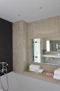 勒克鲁西克的奥欧深格兰德酒店的一间带镜子和水槽的浴室