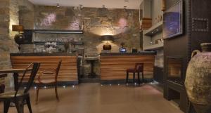 的里雅斯特福尔姆精品酒店的餐厅设有酒吧、桌子和椅子