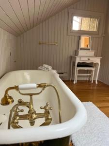 基洛纳Stirling House的浴室设有浴缸和水龙头
