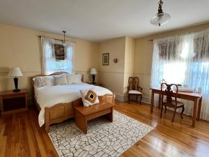 基洛纳Stirling House的卧室配有一张床、一张书桌和窗户。