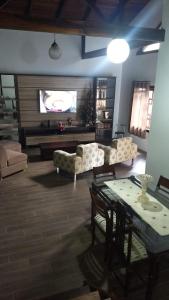 布卢梅瑙CASA ACONCHEGANTE PROXIMO VILA GERMÂNICA的客厅配有两张沙发和一台电视