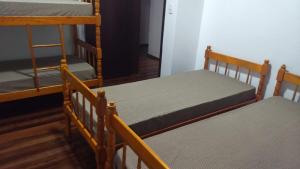 布卢梅瑙CASA ACONCHEGANTE PROXIMO VILA GERMÂNICA的走廊的客房内设有两张双层床。