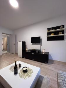 弗尔沙茨Vlasic Apartmani LENA的客厅配有桌子和电视
