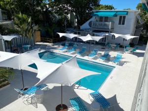 基韦斯特伊登豪斯酒店的一个带遮阳伞和椅子的游泳池以及一个游泳池