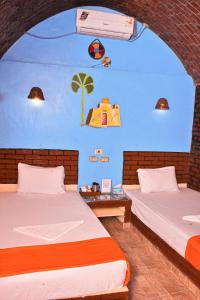 ShellalKulih Nubian House的一张壁画,墙上有两张床