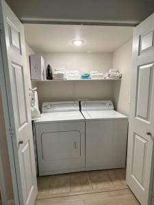 梅斯基特Mesquite Retreat 2 Bd Condo by Cool Properties LLC的小型洗衣房配有洗衣机和烘干机