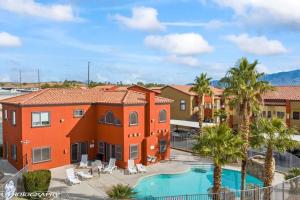 梅斯基特Mesquite Retreat 2 Bd Condo by Cool Properties LLC的公寓大楼设有游泳池和棕榈树