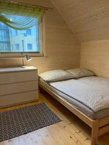 萨比诺瓦Domki Słoneczka的木制客房的一张床位,设有窗户