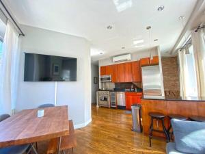 纽约Gorgeous Three Bedroom West Village Townhouse的厨房配有木桌和台面