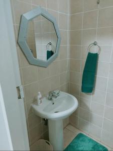 伯格斯堡Gentle Breeze的一间带水槽和镜子的浴室