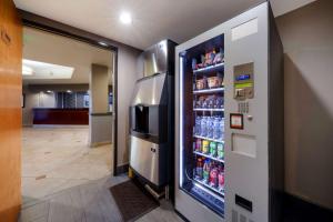圣何塞拉奈花园西佳套房酒店的走廊里装满大量饮品的冰箱