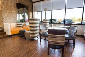 奥斯汀Drury Inn & Suites Austin North的一间带桌椅和沙发的用餐室