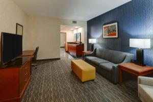 阿诺德阿诺德圣路易斯德鲁酒店的一间配备有沙发及电视的酒店客房