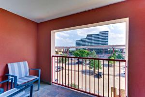 圣安东尼奥Drury Inn & Suites San Antonio Airport的市景阳台(带椅子)