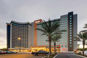奥兰多Drury Plaza Hotel Orlando - Disney Springs Area的停泊在停车场的卡车的酒店