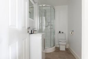 莫尔登Maldon Executive Apartments的带淋浴、盥洗盆和卫生间的浴室
