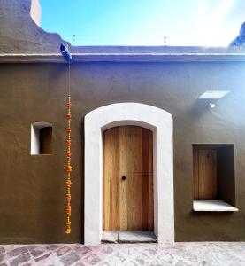 瓦哈卡市CASA PENUMBRA- Centro Oaxaca的一面有木门的建筑