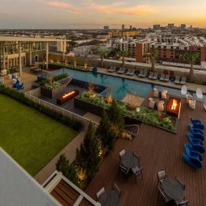 休斯顿Luxury Highrise in Midtown - Skyline Views and Chic Decor的大楼顶部游泳池的空中景致