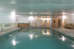 Great Fransham诺福克格林班克斯酒店的客房内的大型游泳池,有蓝色的水