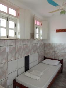 伦索伊斯Chapadão Hostel的一张位于带两面镜子的房间的床铺