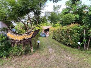 班柯木Koh Mook Bungalows的路边有鸟雕像的花园
