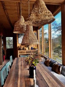 塞罗别墅卡斯蒂略Alto Castillo的一间带木桌和大窗户的用餐室