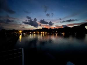 班柯木Koh Mook Bungalows的夜晚水体的景色