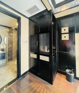 河内Hotel du Monde Classic的浴室配有淋浴间和黑色衣柜