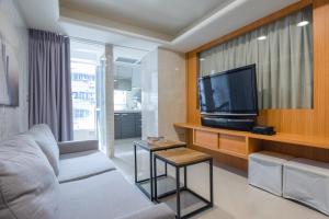 台北Comfy & Central 2B1b, Sleeps 5, 3min to Daan MRT 舒適市中心 2房1衛 睡5人 3分到大安站的带沙发和电视的客厅