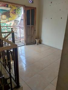 泗水banyu urip kidul regency的一间空房间,有门,铺有瓷砖地板