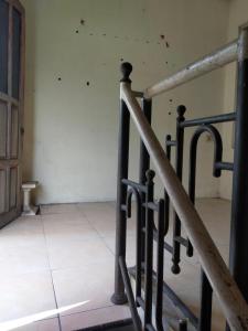 泗水banyu urip kidul regency的瓷砖地板间楼梯栏杆