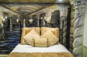 盐湖城周年庆旅馆 - 南寺的卧室配有一张壁画床