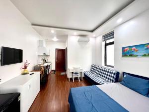 海防Daisy homestay & apartment的一间卧室设有一张床和一间客厅。